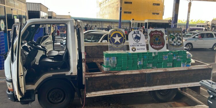 Caminhão transportando 181,3 kg de cocaína em fundo falso é barrado na Ponte da Amizade