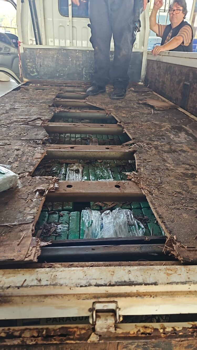 Caminhão transportando 181,3 kg de cocaína em fundo falso é barrado na Ponte da Amizade