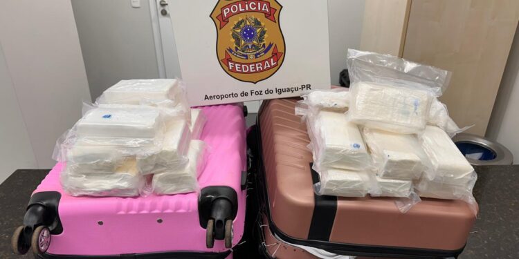 Duas irmãs são presas no aeroporto, com mais de 8 kg de cocaína nas bagagens