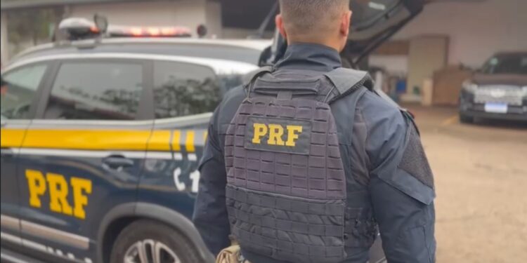 PRF deflagra operação em Foz e cumpre mandado de prisão na região da Ponte da Amizade