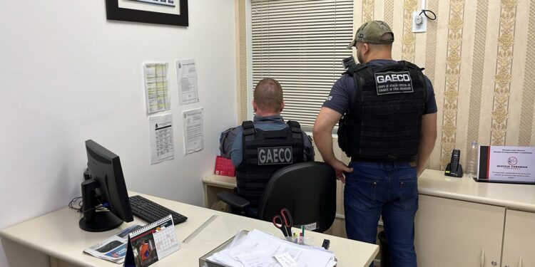 Gaeco cumpre mandados em operação contra vereadora de Foz do Iguaçu, suspeita de “rachadinha”