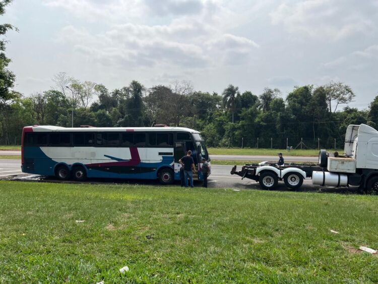 Após fiscalização em cinco ônibus e três carros, Receita Federal apreende mais de R$ 1 milhão em mercadorias