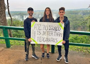 Jovens que viralizaram nas Olimpíadas de Paris visitam Foz do Iguaçu