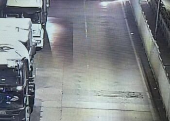 Caminhoneiro desengata cavalo da carreta no meio da Ponte da Amizade e foge de volta para o Paraguai