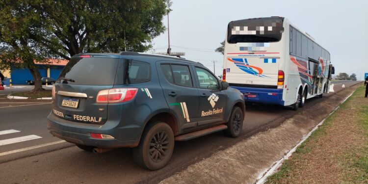 Receita Federal apreende “ônibus de turismo” com mais de R$ 500 mil em mercadorias do Paraguai