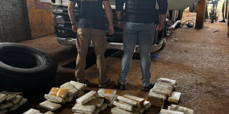 Polícia Federal encontra mais de 100 kg de cocaína escondidos nos pneus de um caminhão