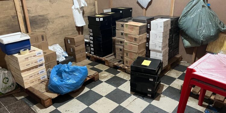 Fiscalização em comércios na Vila Portes termina com 3 presos e R$ 650 mil em eletrônicos e vinhos apreendidos