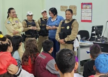 Motorista da VISAC fala dos desafios da profissão e a paixão por dirigir em escola de Foz