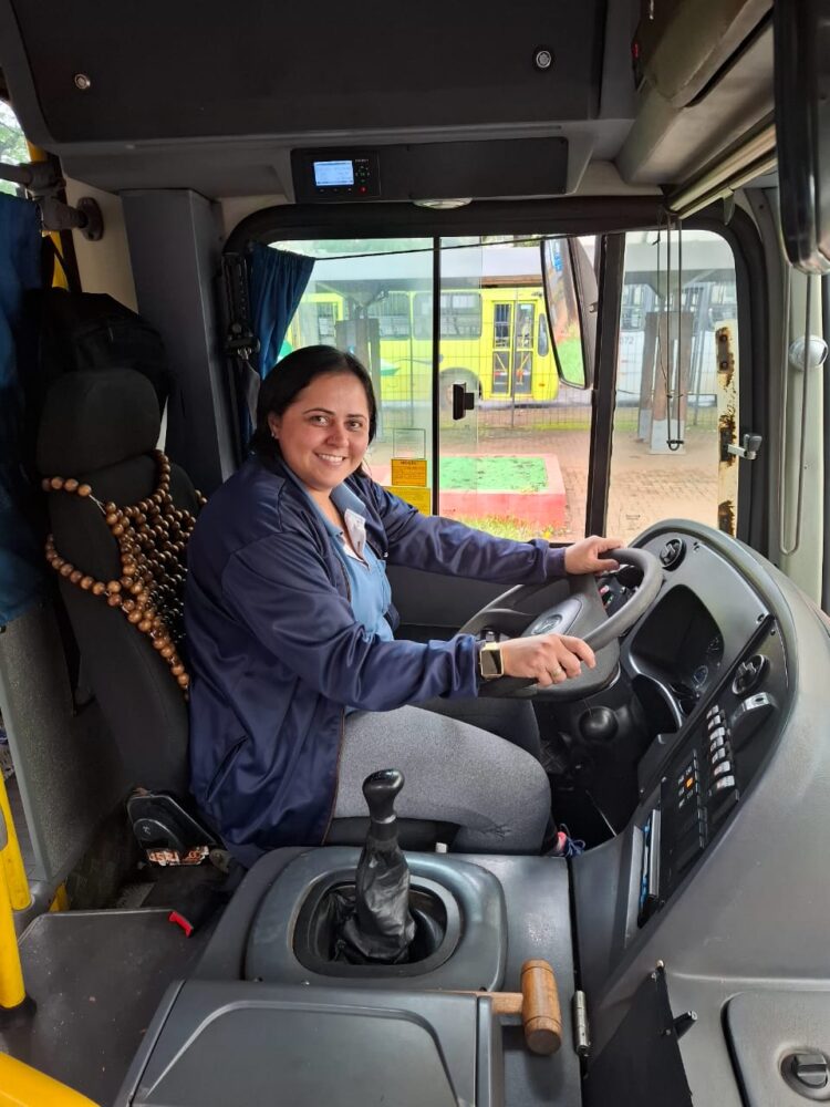 Motorista da VISAC fala dos desafios da profissão e a paixão por dirigir em escola de Foz