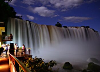 Passeio noturno nas Cataratas do Iguaçu será sob lua cheia neste sábado, 19 de outubro