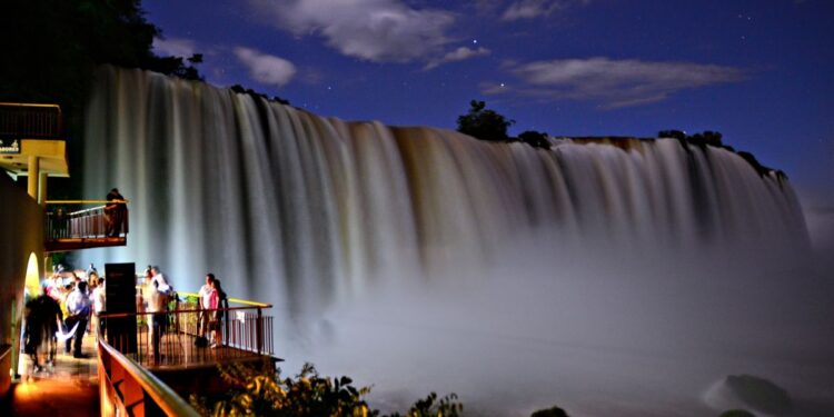Passeio noturno nas Cataratas do Iguaçu será sob lua cheia neste sábado, 19 de outubro