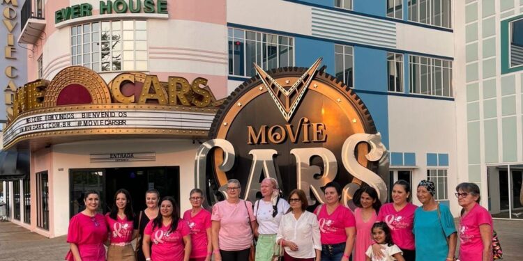 Pacientes da Unican recebem homenagem surpresa durante exibição do Show das Águas no Wonder Park Foz