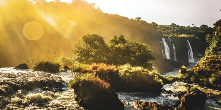No dia do aniversário, moradores de Serranópolis do Iguaçu não pagam para visitar as Cataratas do Iguaçu