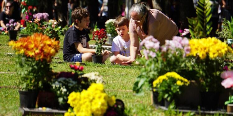 Dia 28 de outubro termina o prazo para reformas em jazigos dos cemitérios de Foz; confira os serviços