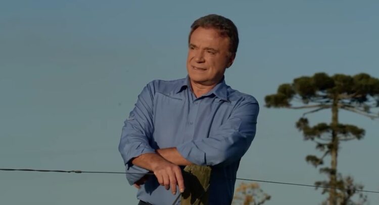Alvaro Dias participa de lançamento de livro que registra a sua trajetória