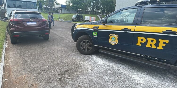 Durante perseguição na BR 277, motorista pula do carro em movimento para fugir da polícia