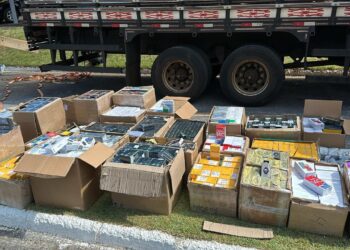 Caminhoneiro e ajudante são presos transportando 107 kg de cocaína a mercadorias contrabandeadas