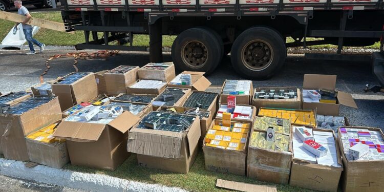 Caminhoneiro e ajudante são presos transportando 107 kg de cocaína a mercadorias contrabandeadas