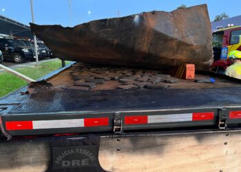 Caminhoneiro é preso transportando 261 kg crack em fundo falso e nos estepes do caminhão