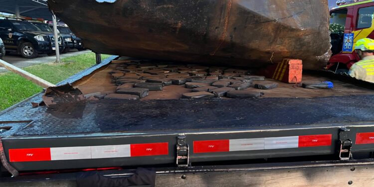 Caminhoneiro é preso transportando 261 kg crack em fundo falso e nos estepes do caminhão