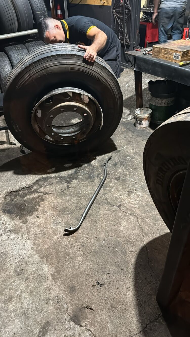 Caminhoneiro é preso transportando 261 kg crack em fundo falso e nos estepes do caminhão