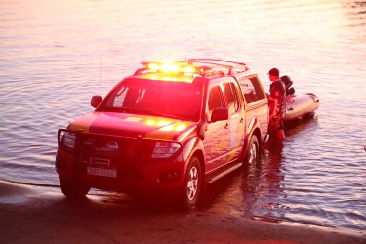 Bombeiros retomam buscas pelo jovem desaparecido após ser atingido por Jet Ski na prainha de Itaipulândia