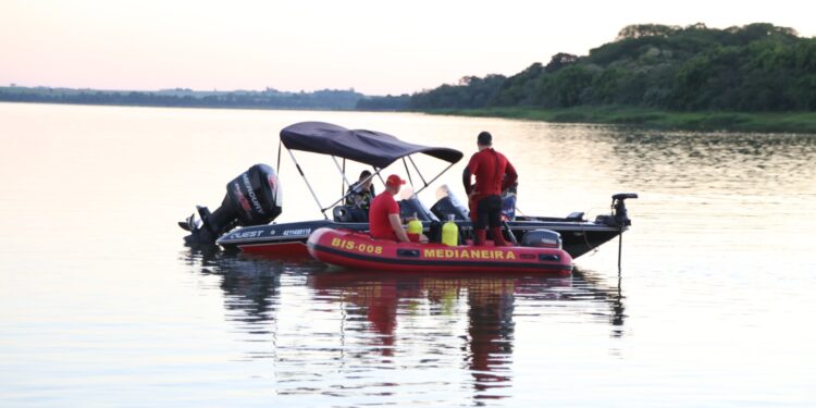 Bombeiros retomam buscas pelo jovem desaparecido após ser atingido por Jet Ski na prainha de Itaipulândia