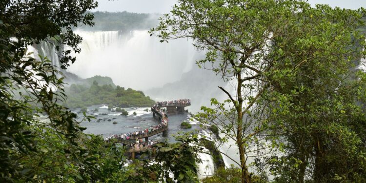 Novembro será de horário ampliado, trilhas e #CataratasDay no Parque Nacional do Iguçu