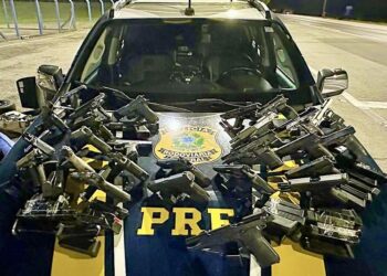 Casal que saiu de Foz do Iguaçu é preso com arsenal de armas em Balsa Nova