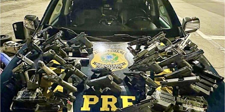 Casal que saiu de Foz do Iguaçu é preso com arsenal de armas em Balsa Nova