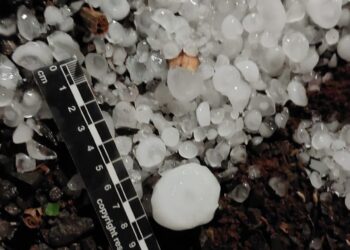Chuva de madrugada veio acompanhada de granizo; mais de 100 casas tiveram os telhados danificados