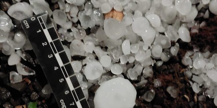 Chuva de madrugada veio acompanhada de granizo; mais de 100 casas tiveram os telhados danificados