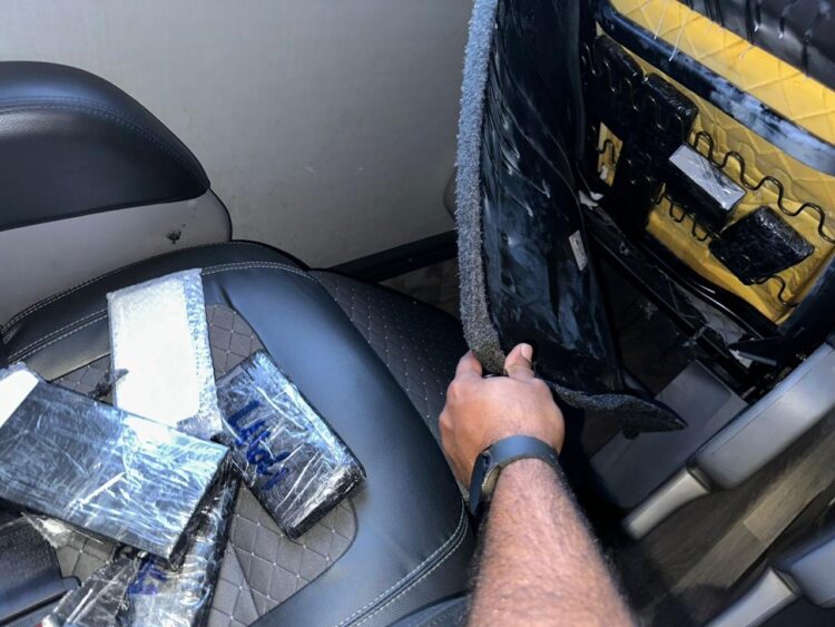 Passageira de ônibus é presa com mais de 4kg de cocaína amarrada ao corpo