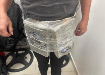 Passageira de ônibus é presa com mais de 4kg de cocaína amarrada ao corpo