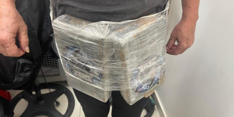 Passageira de ônibus é presa com mais de 4kg de cocaína amarrada ao corpo