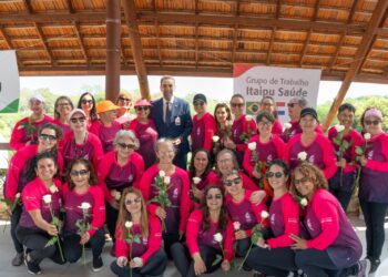 Com remadas e flores, Itaipu abre a programação do Outubro Rosa