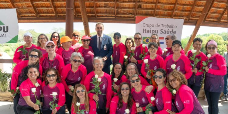 Com remadas e flores, Itaipu abre a programação do Outubro Rosa