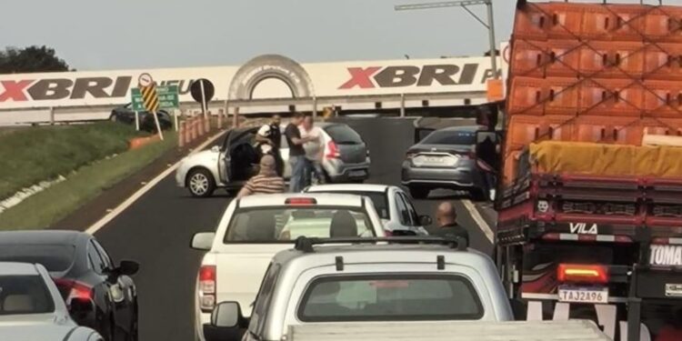 Tentativa de assalto acaba com policial ferido e suspeito morto em confronto na BR-277