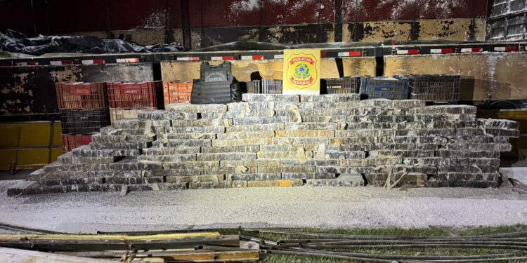 PF intercepta caminhão com mais de 1,7 tonelada de maconha em fundo falso