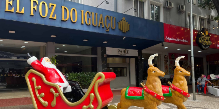 Foz do Iguaçu recebe magia natalina com Encontro dos Papais Noéis na Avenida Brasil