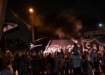 Na final da Libertadores, torcedores do Atlético-MG passam por Foz do Iguaçu