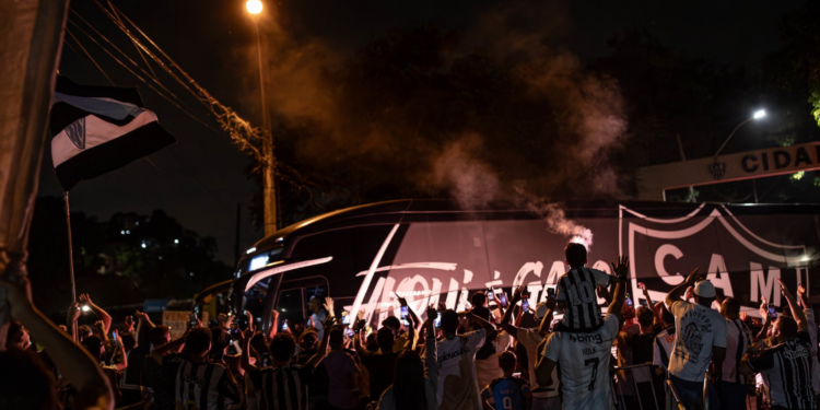 Na final da Libertadores, torcedores do Atlético-MG passam por Foz do Iguaçu
