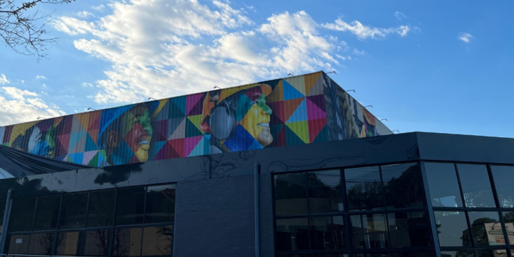 Prestes a inaugurar, mural do Kobra, no Mercado Público Barrageiro é revelado neste domingo (24)