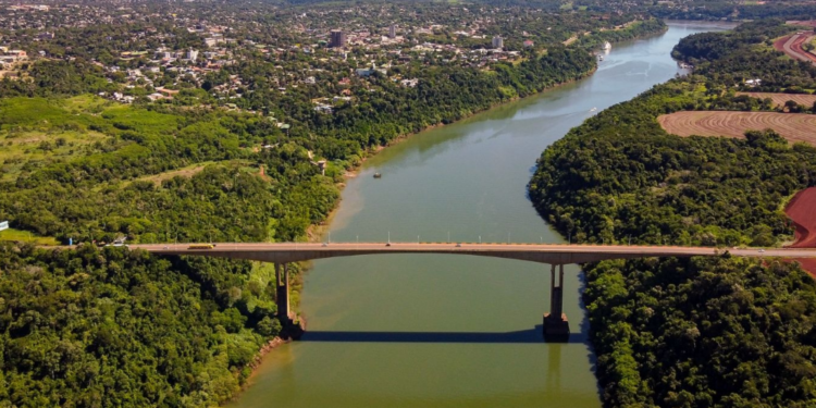 Acordo bilateral de transporte turístico entre Foz e Puerto Iguazú é mantido até fevereiro de 2025