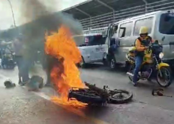 Acidente entre motocicletas na Ponte da Amizade causa congestionamento na BR-277
