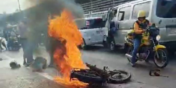 Acidente entre motocicletas na Ponte da Amizade causa congestionamento na BR-277