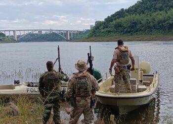 Polícia Federal e Militar apreendem cerca de 400 quilos de maconha no Rio Paraná
