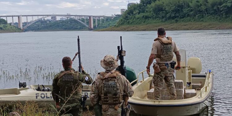 Polícia Federal e Militar apreendem cerca de 400 quilos de maconha no Rio Paraná