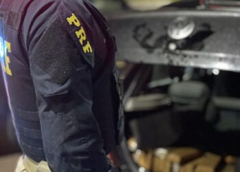 Durante perseguição na BR-277, condutor de veículo com droga tenta fugir soltando jatos de fumaça na viatura da polícia