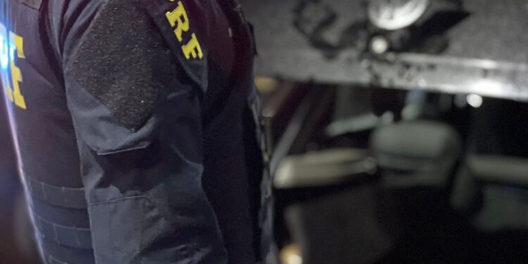 Durante perseguição na BR-277, condutor de veículo com droga tenta fugir soltando jatos de fumaça na viatura da polícia